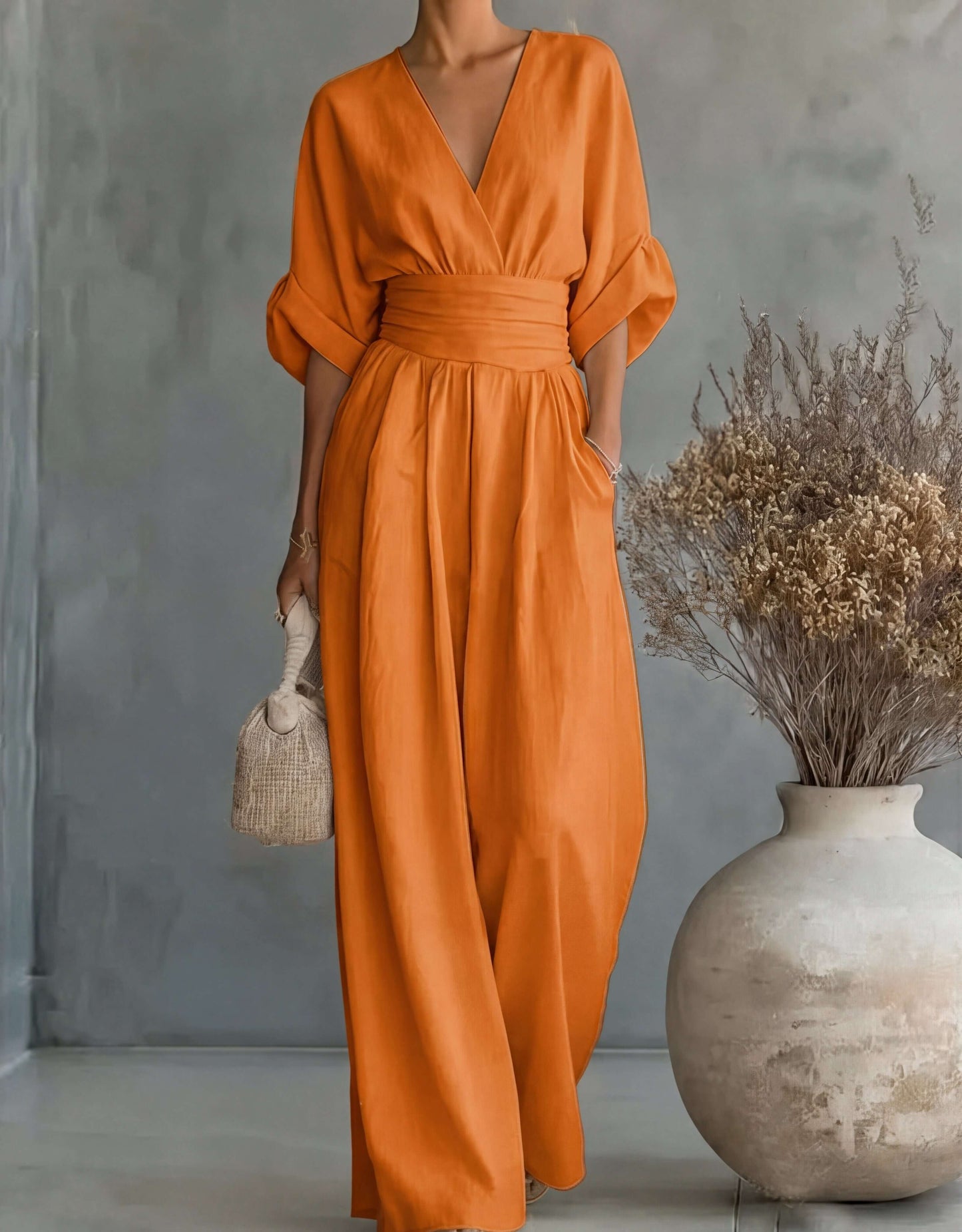 Dorothée | Combinaison pantalon blanche à col en V et ceinture drapée